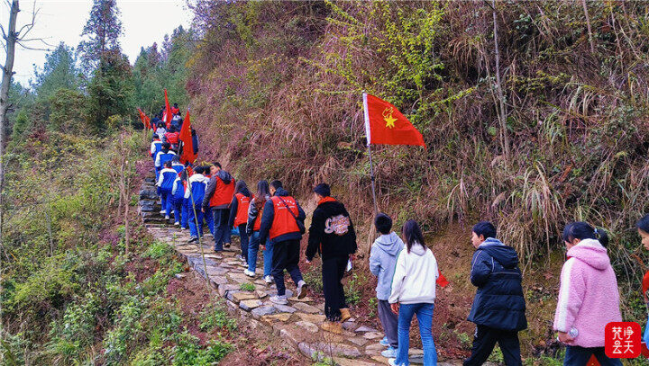 追寻“红色记忆”——沿河60余名青少年开启研学之旅