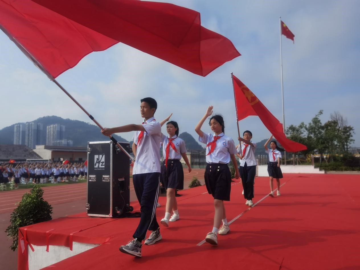 铜仁市“学习二十大 争做好队员”新队员入队暨少先队员风采展示主题示范活动成功举行