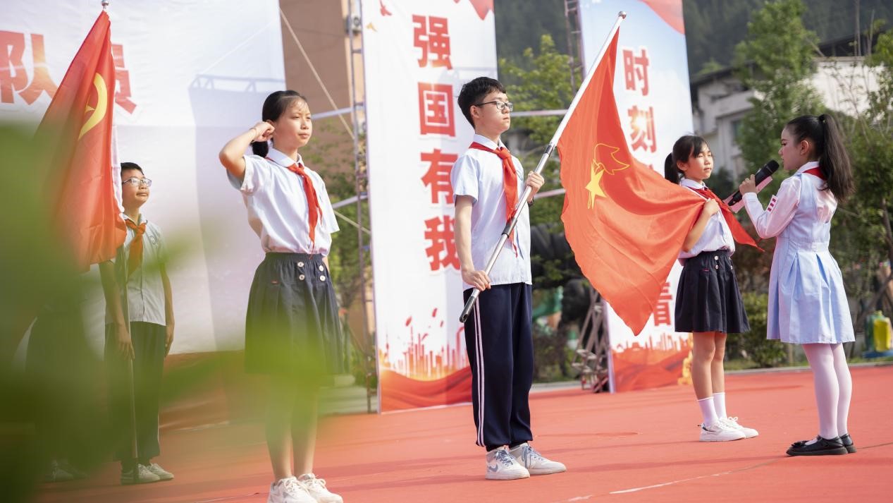 铜仁市“学习二十大 争做好队员”新队员入队暨少先队员风采展示主题示范活动成功举行