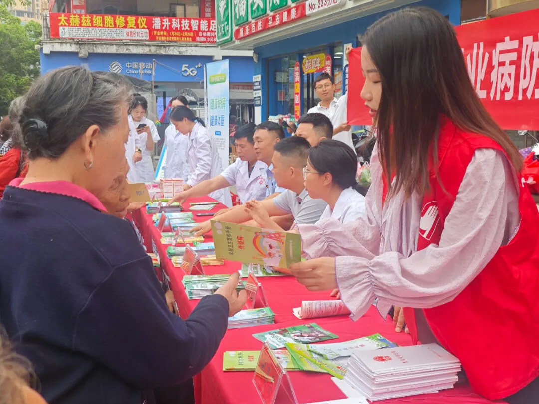 健康步行，健康城镇：团县委开展第36个爱国卫生月活动