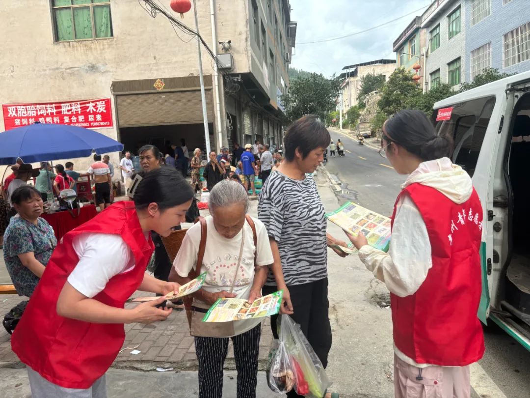 共青团江口县委到官和乡开展“健康人生·绿色无毒”禁毒宣传活动