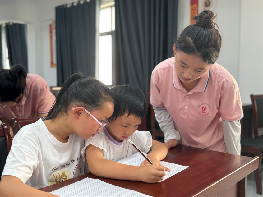 “小老师”引领“英语趣味大课堂”——铜仁幼儿师专实践团奔赴乡村支教第一线